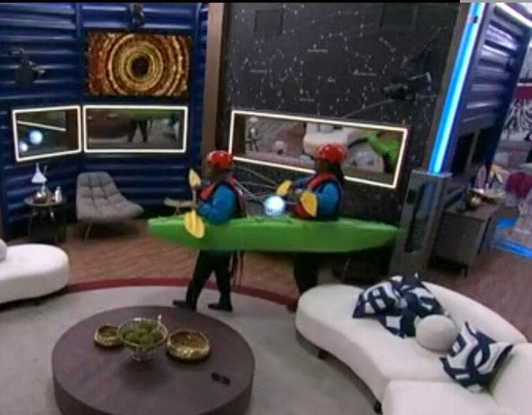 Cirie and Felicia are tied together kayaking when they are told to do so