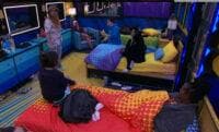 Big group in the comicroomm talking old season of BB and Survivor
