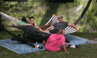 Felicia joins the group outside. Hisam starts his whole speach again. He threatens that next week will be Felicia as the target. Supposedly, Blue told this to him yesterday.
