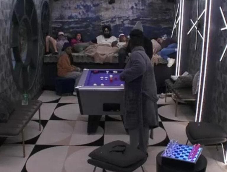 Izzy versus Cirie in Bumper Pool