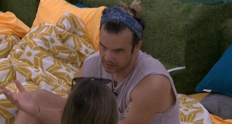 Alyssa checking in with Daniel saying she really doesn’t want Michael to use the veto