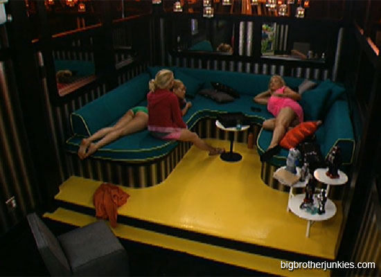 Ashley Janelle and Britney chatting - Big Brother 14